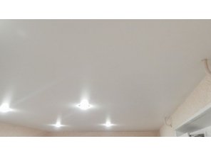 Монтаж потолка в гостиной 17 м2 с использованием пленки VIPCEILING серии MONLANGE M9001 (3.25)