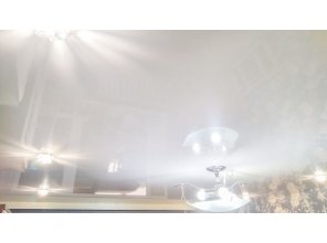 Монтаж потолка в спальне 15 м2 с использованием пленки VIPCEILING серии MONLANGE L9001 (3.50)