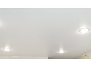 Монтаж потолка на кухне 8 м2 с использованием пленки VIPCEILING серии MONLANGE M9001 (2.15)