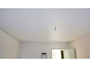 Монтаж потолка в гостиной 17 м2 с использованием пленки VIPCEILING серии MONLANGE M9001 (3.25)