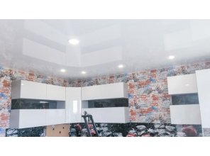 Монтаж потолка на кухне 16 м2 с использованием пленки VIPCEILING серии MONLANGE L9001 (4.00)