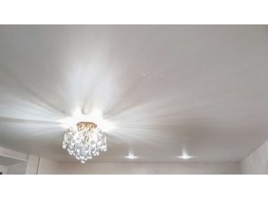 Монтаж потолка в гостиной 18 м2 с использованием пленки VIPCEILING серии MONLANGE M9001 (3.80)