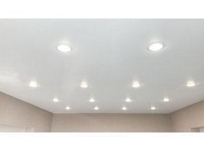 Монтаж потолка в гостиной 16 м2 с использованием пленки VIPCEILING серии MONLANGE M9001 (3.50)