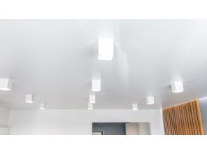 Монтаж потолка в гостиной 17 м2 с использованием пленки VIPCEILING серии MONLANGE S9020 (4.00)