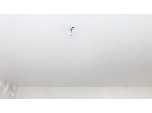Монтаж потолка в спальне 16 м2 с использованием пленки VIPCEILING серии MONLANGE M9001 (3.50)