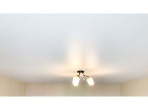 Монтаж потолка в спальне 14 м2 с использованием пленки VIPCEILING серии MONLANGE M9001 (3.25)