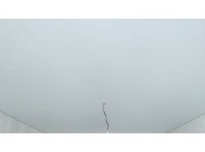 Монтаж потолка в спальне 17 м2 с использованием пленки VIPCEILING серии MONLANGE M9001 (3.50)