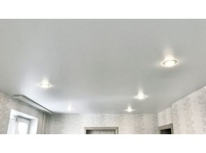 Монтаж потолка в гостиной 17 м2 с использованием пленки VIPCEILING серии MONLANGE M9001 (3.25)