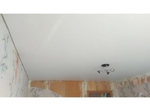 Монтаж потолка в спальне 14 м2 с использованием пленки VIPCEILING серии MONLANGE M9001 (3.25)