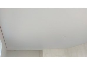 Монтаж потолка в спальне 21 м2 с использованием пленки VIPCEILING серии MONLANGE M9001 (4.00)