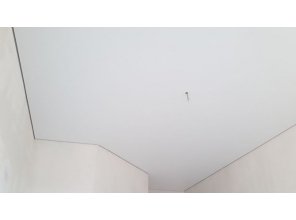 Монтаж потолка в спальне 11 м2 с использованием пленки VIPCEILING серии MONLANGE M9001 (2.60)