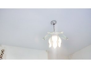 Монтаж потолка на кухне 6 м2 с использованием пленки VIPCEILING серии MONLANGE M9001 (2.60)