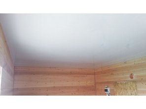 Монтаж потолка в деревянном доме 22 м2 с использованием пленки VIPCEILING серии MONLANGE L9001 (3.25)