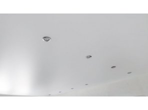 Ремонт потолка в гостиной 16 м2 с использованием пленки VIPCEILING серии MONLANGE S9020 (3.50)