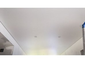 Ремонт потолка в гостиной 25 м2 с использованием пленки VIPCEILING серии MONLANGE M9001 (3.25)