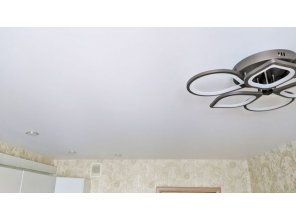 Монтаж потолка на кухне 13 м2 с использованием пленки VIPCEILING серии MONLANGE M9001 (3.25)