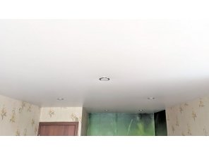 Монтаж потолка в гостиной 19 м2 с использованием пленки VIPCEILING серии MONLANGE S9020 (3.25)