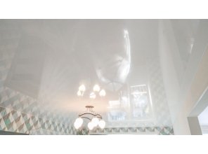 Монтаж потолка для зала 17 м2 с использованием пленки VIPCEILING серии MONLANGE L9001 (3.25)