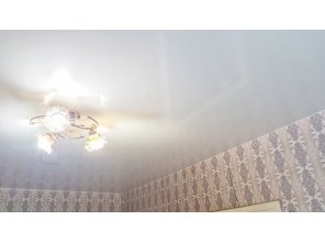 Монтаж потолка в гостиной 18 м2 с использованием пленки VIPCEILING серии MONLANGE L9001 (3.25)