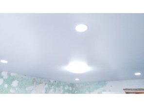 Монтаж потолка в гостиной 19 м2 с использованием пленки VIPCEILING серии MONLANGE M9001 (4.35)