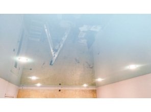 Монтаж потолка в гостиной 18 м2 с использованием пленки VIPCEILING серии MONLANGE L9067 (3.50)