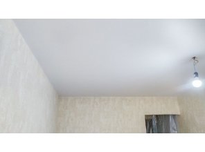 Монтаж потолка в спальне 13 м2 с использованием пленки VIPCEILING серии MONLANGE M9001 (3.25)