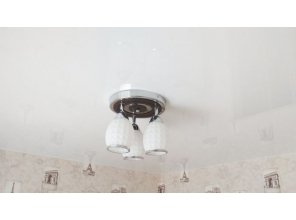 Монтаж потолка на кухне 7 м2 с использованием пленки VIPCEILING серии MONLANGE L9001 (2.60)