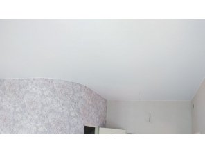 Монтаж потолка в гостиной 22 м2 с использованием пленки VIPCEILING серии MONLANGE S9020 (4.90)