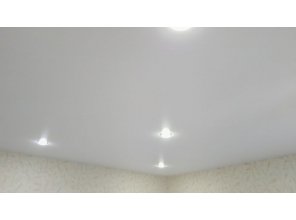 Монтаж потолка в гостиной 14 м2 с использованием пленки VIPCEILING серии MONLANGE M9001 (2.15)