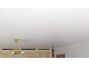 Монтаж потолка в гостиной 18 м2 с использованием пленки VIPCEILING серии MONLANGE S9020 (3.80)