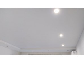 Монтаж потолка в спальне 9 м2 с использованием пленки VIPCEILING серии MONLANGE M9001 (3.25)