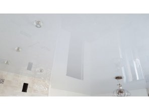 Монтаж потолка на кухне 15 м2 с использованием пленки VIPCEILING серии MONLANGE L9001 (4.00)