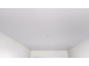 Монтаж потолка в спальне 15 м2 с использованием пленки VIPCEILING серии MONLANGE M9001 (3.25)