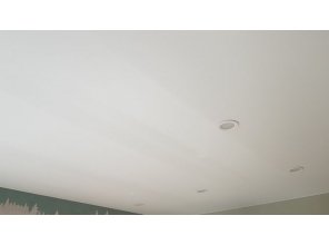 Монтаж потолка в спальне 10 м2 с использованием пленки VIPCEILING серии MONLANGE M9001 (3.25)