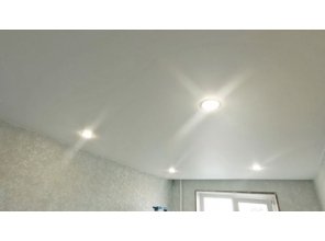 Монтаж потолка в спальне 10 м2 с использованием пленки VIPCEILING серии MONLANGE M9001 (2.60)