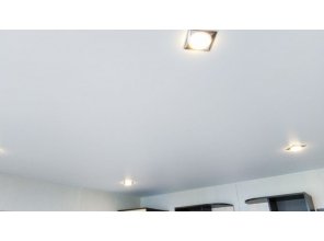 Монтаж потолка в гостиной 10 м2 с использованием пленки VIPCEILING серии MONLANGE M9001 (3.50)