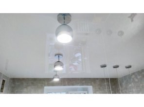 Монтаж потолка на кухне 13 м2 с использованием пленки VIPCEILING серии MONLANGE L9001 (3.50)