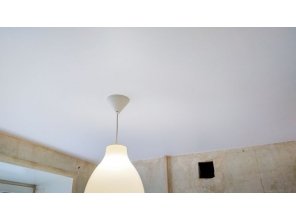 Монтаж потолка на кухне 6 м2 с использованием пленки VIPCEILING серии MONLANGE M9001 (2.60)