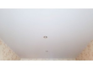 Монтаж потолка в спальне 12 м2 с использованием пленки VIPCEILING серии MONLANGE M9001 (3.25)