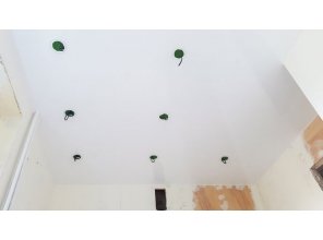 Монтаж потолка на кухне 7 м2 с использованием пленки VIPCEILING серии MONLANGE L9001 (2.60)