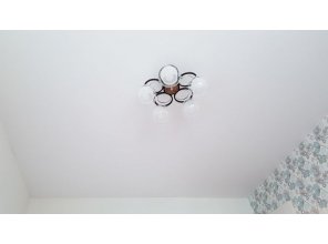 Монтаж потолка в спальне 12 м2 с использованием пленки VIPCEILING серии MONLANGE M9001 (3.25)