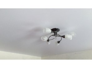 Монтаж потолка в гостиной 22 м2 с использованием пленки VIPCEILING серии MONLANGE M9001 (4.90)