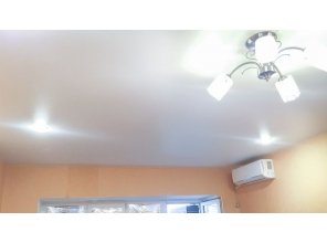 Монтаж потолка в гостиной 19 м2 с использованием пленки VIPCEILING серии MONLANGE M9001 (3.25)