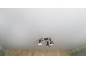 Монтаж потолка в спальне 13 м2 с использованием пленки VIPCEILING серии MONLANGE S9020 (3.25)