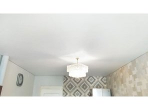 Монтаж потолка на кухне 14 м2 с использованием пленки VIPCEILING серии MONLANGE M9001 (3.25)