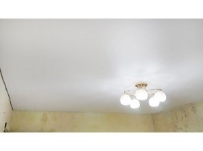 Монтаж потолка в спальне 14 м2 с использованием пленки VIPCEILING серии MONLANGE M9001 (3.25)