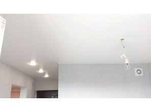 Монтаж потолка на кухне 9 м2 с использованием пленки VIPCEILING серии MONLANGE M9001 (2.60)