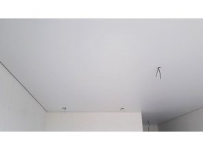 Монтаж потолка в квартире 19 м2 с использованием пленки VIPCEILING серии MONLANGE M9001 (3.25)