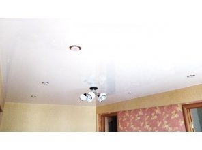 Монтаж потолка в гостиной 17 м2 с использованием пленки VIPCEILING серии MONLANGE L9001 (3.25)