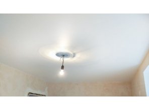 Монтаж потолка в спальне 11 м2 с использованием пленки VIPCEILING серии MONLANGE M9001 (2.60)